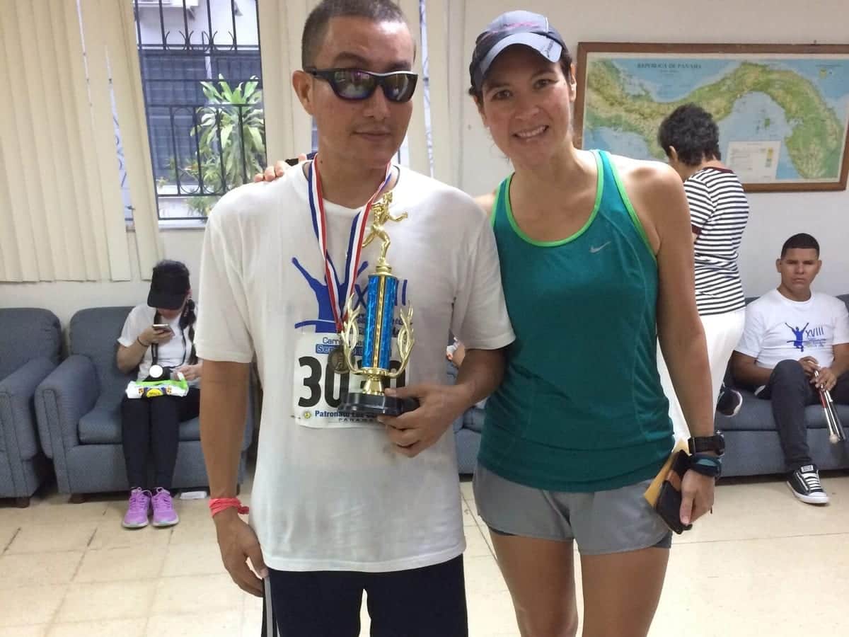 Un atleta y su guía en la premiación