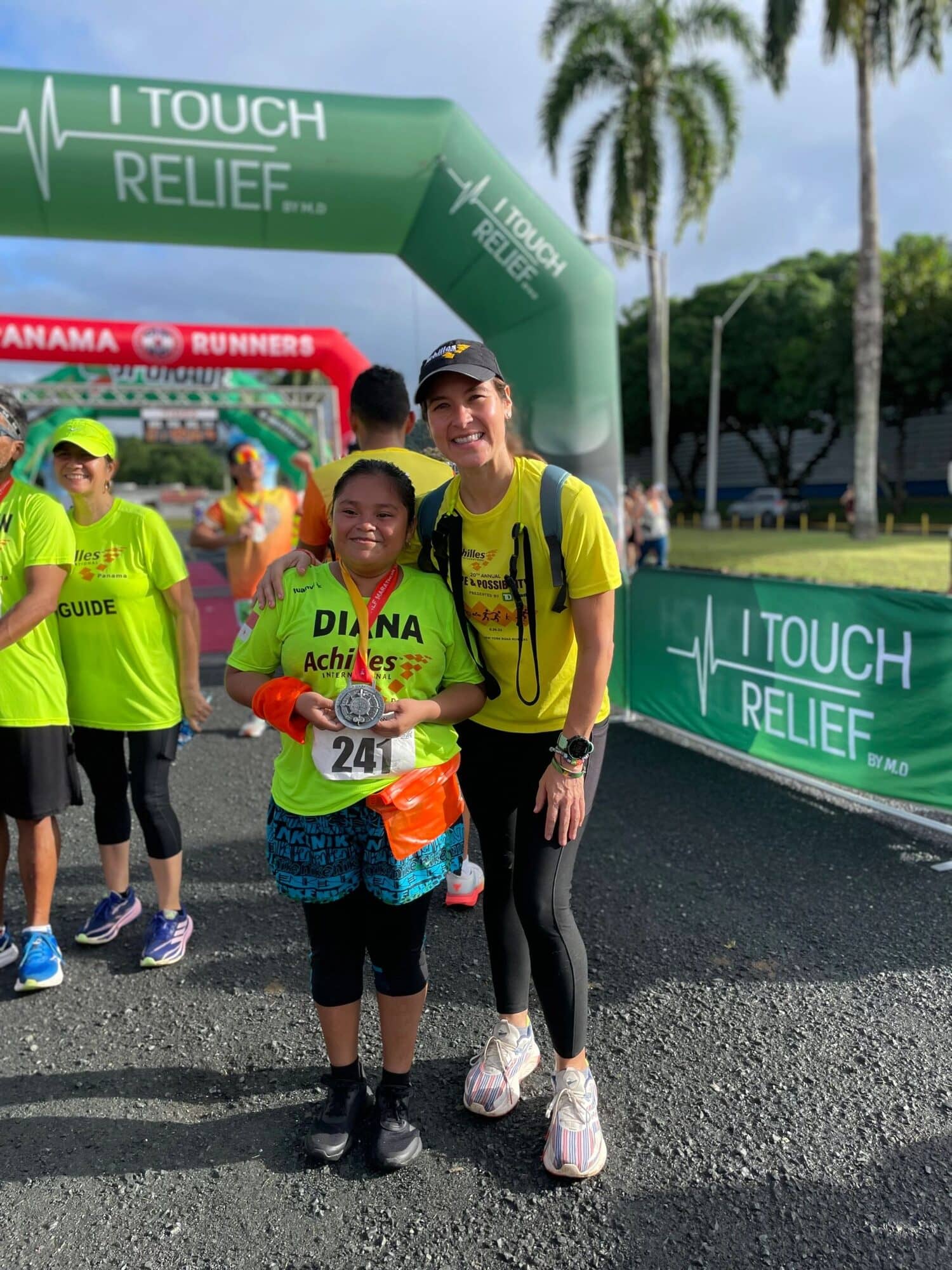 Geraldine Petterson junto a Diana después de la carrera
