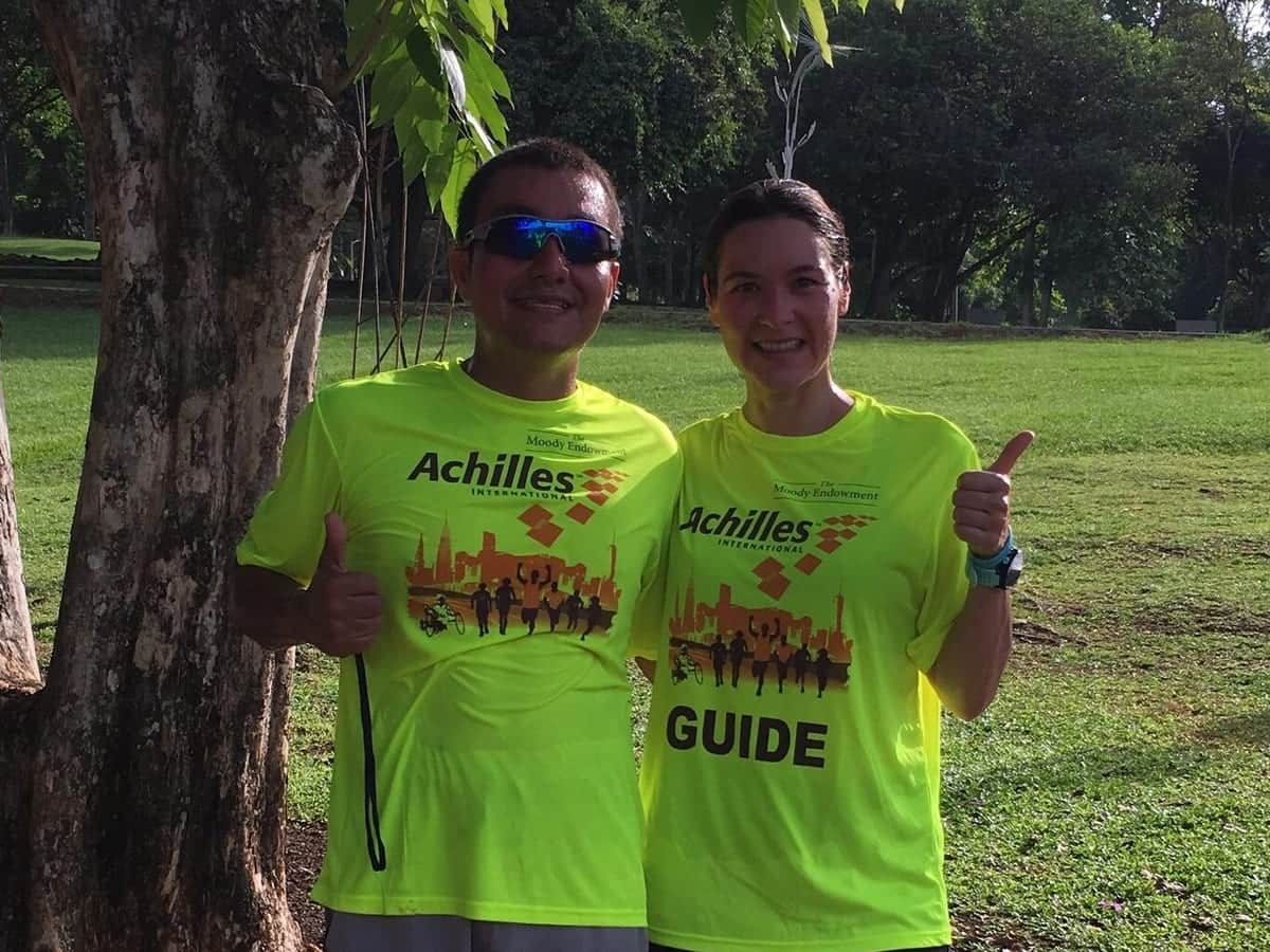 Atleta y guía en un entrenamiento en el parque