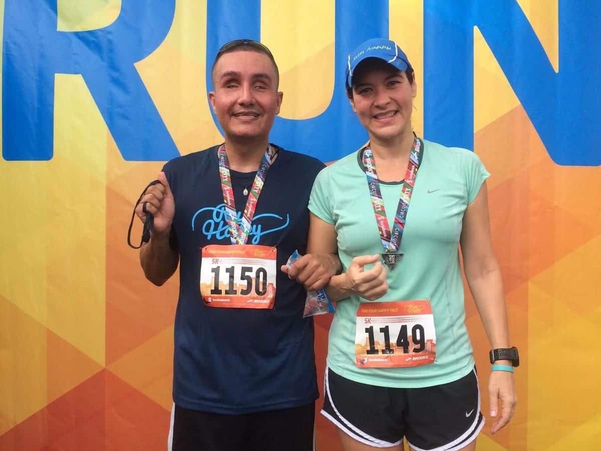 Dos corredores de la fundación después de la carrera